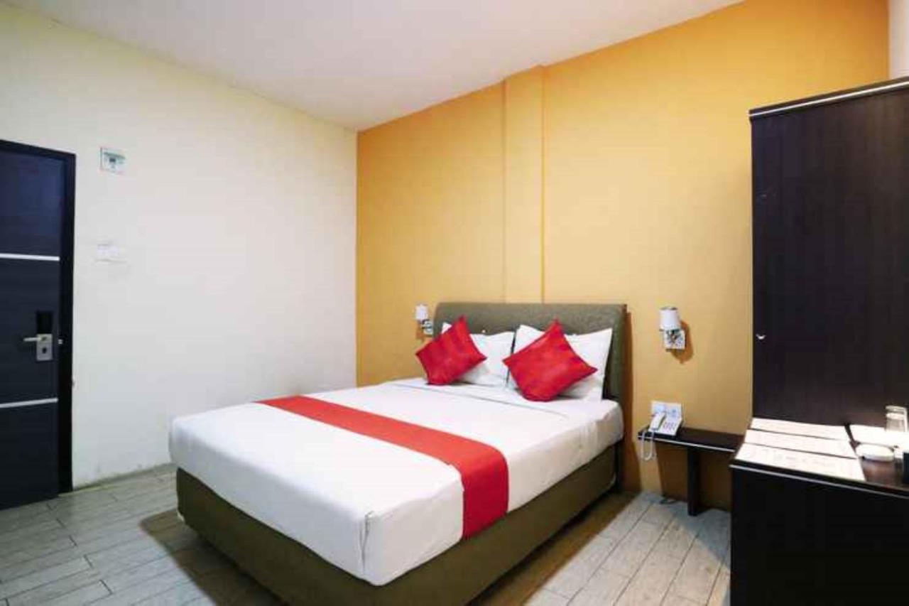 Blitz Hotel Batam Near Sultan Mahmud Ri'Ayat Shah Sekupang Exterior foto