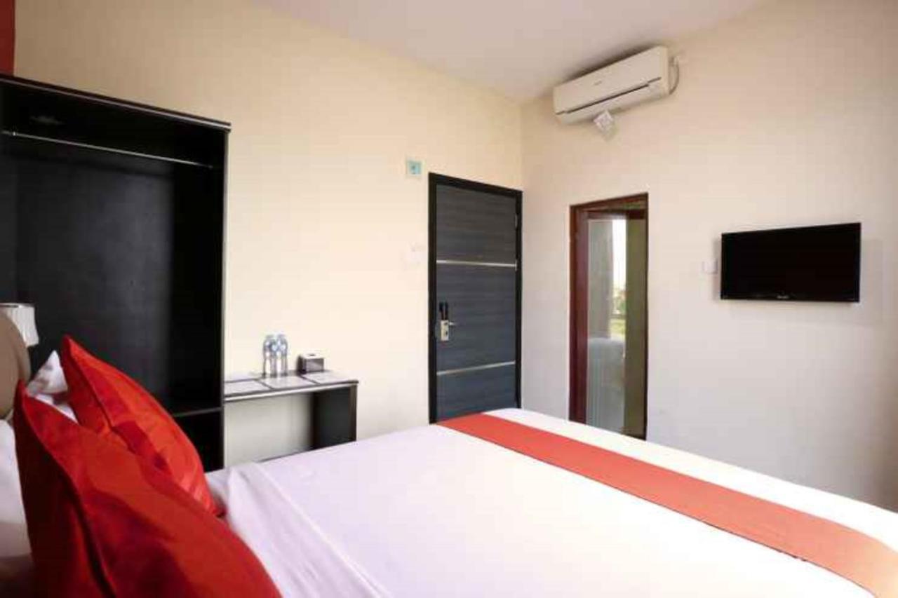 Blitz Hotel Batam Near Sultan Mahmud Ri'Ayat Shah Sekupang Exterior foto