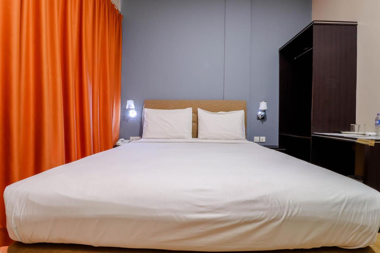 Blitz Hotel Batam Near Sultan Mahmud Ri'Ayat Shah Sekupang Exterior foto