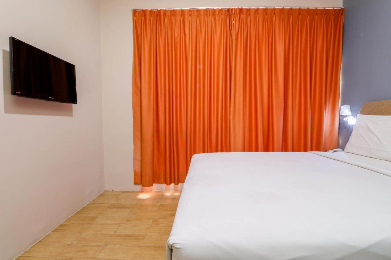 Blitz Hotel Batam Near Sultan Mahmud Ri'Ayat Shah Sekupang Exterior foto