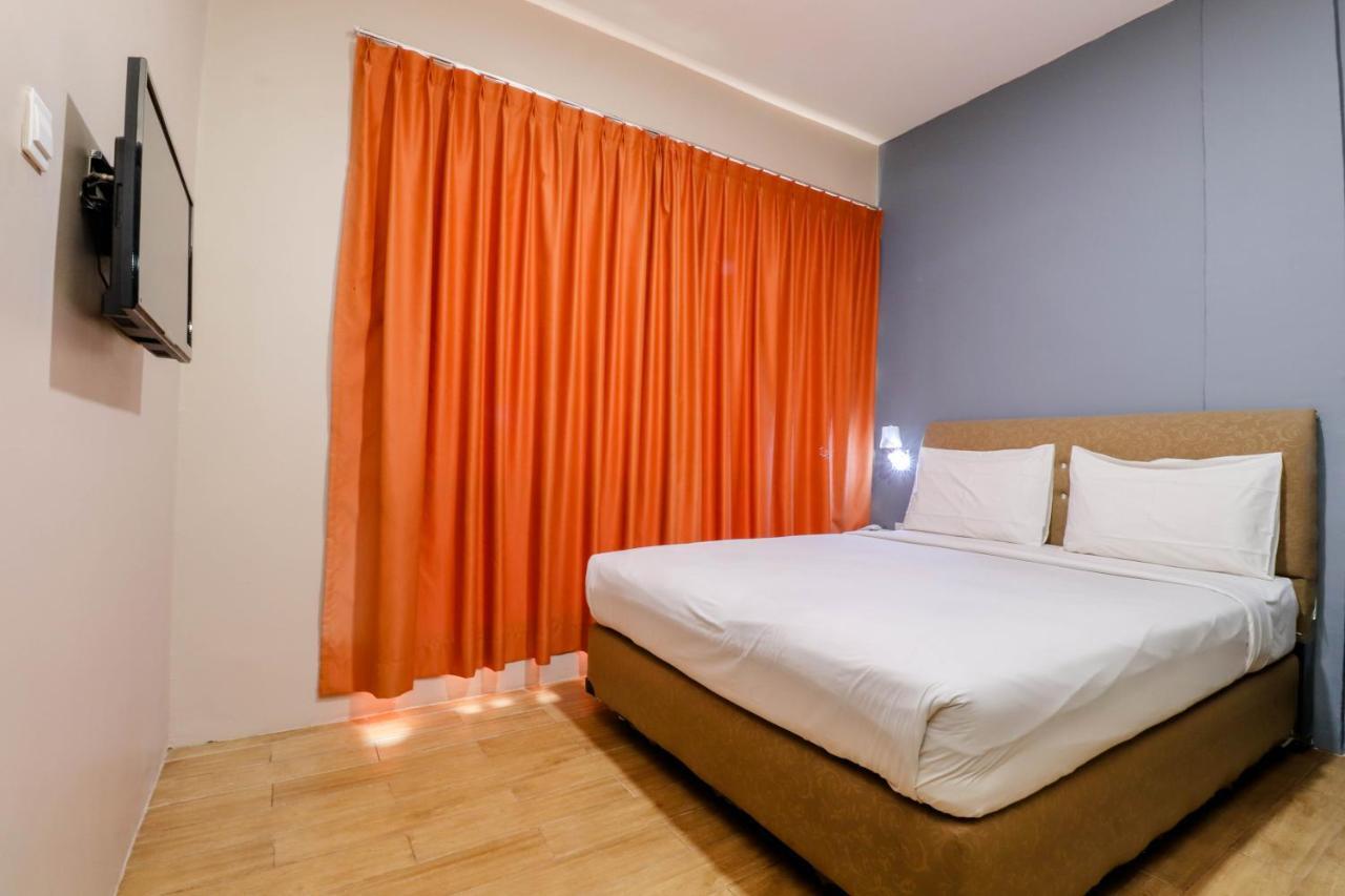 Blitz Hotel Batam Near Sultan Mahmud Ri'Ayat Shah Sekupang Exterior foto