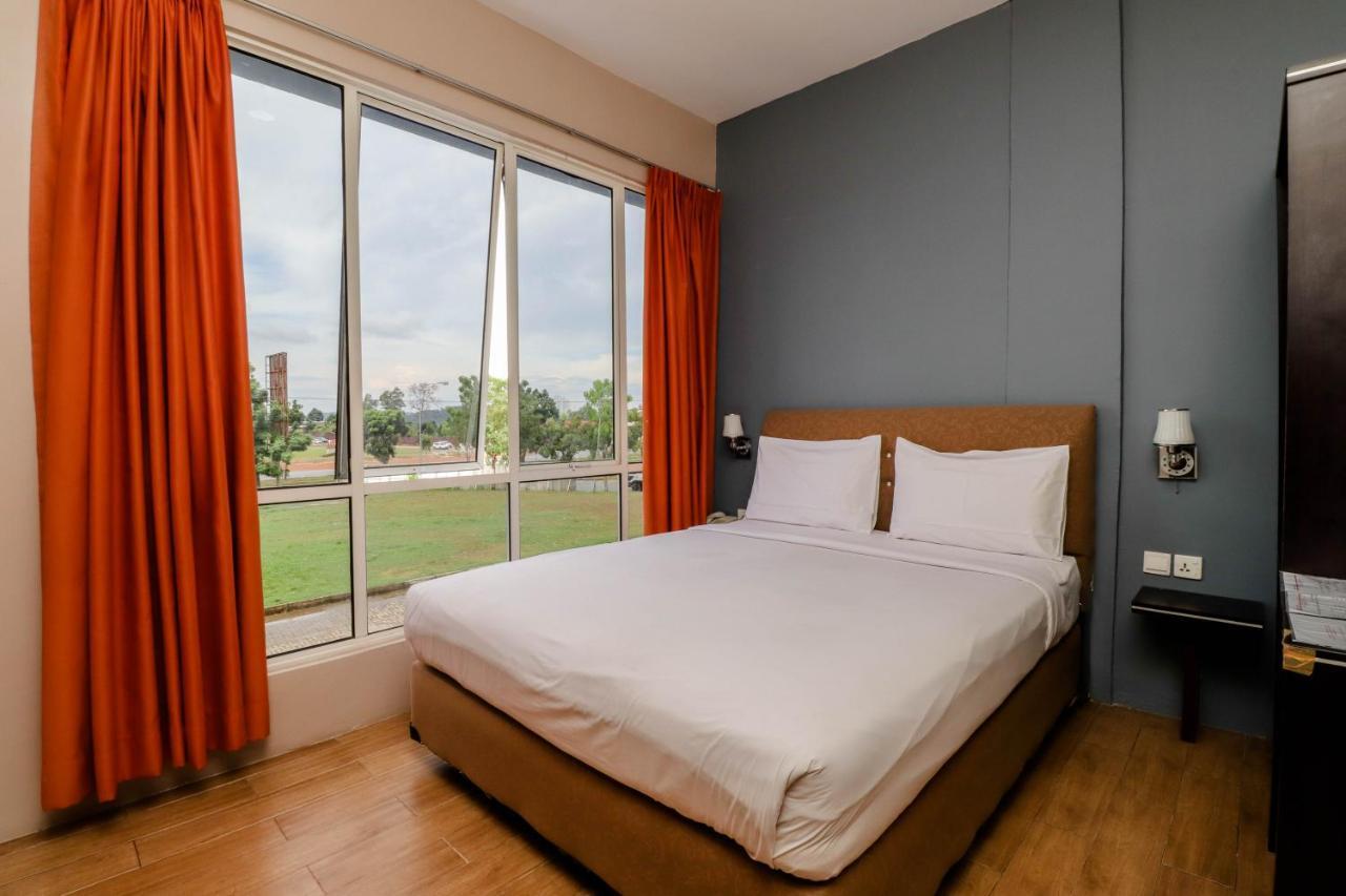 Blitz Hotel Batam Near Sultan Mahmud Ri'Ayat Shah Sekupang Exterior foto
