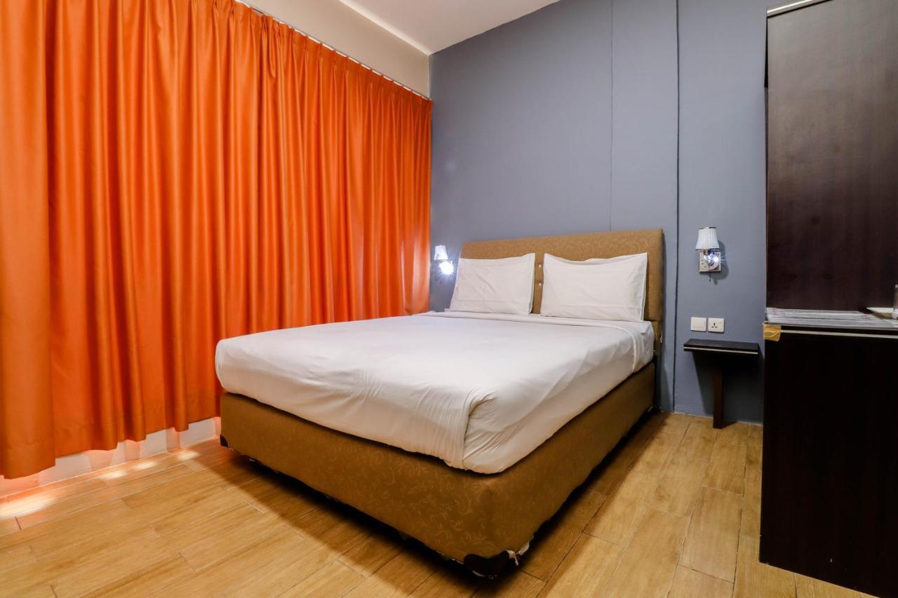 Blitz Hotel Batam Near Sultan Mahmud Ri'Ayat Shah Sekupang Exterior foto
